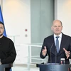 Thủ tướng Đức Olaf Scholz (phải) trong cuộc họp báo chung với Tổng thống Ukraine Volodymyr Zelensky tại Berlin, ngày 14/5/2023. (Ảnh: AFP/TTXVN)