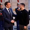 Tổng thống Pháp Emmanuel Macron (trái) trong cuộc gặp Tổng thống Ukraine Volodymyr Zelensky (phải) tại Paris, ngày 14/5/2023. (Ảnh: AFP/TTXVN)