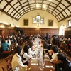 Hội sinh viên Việt Nam tại Cambridge và VIS tổ chức đón Tết Giáp Thìn tại trường Westminster, Đại học Cambridge. (Ảnh: Hải Vân/TTXVN)