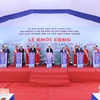 Các đại biểu thực hiện nghi thức khởi công dự án đường nối cao tốc Bắc-Nam, Quốc lộ 1A đi cảng Nghi Sơn. (Nguồn: Báo Thanh Hóa)