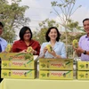 Lãnh đạo tỉnh An Giang đưa lô xoài hạt lép đầu tiên xuất khẩu sang thị trường Hàn Quốc. (Ảnh: Thanh Sang/TTXVN)