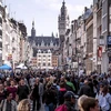 Cảnh đông đúc trên một con phố thương mại ở Lille. (Ảnh: AFP/TTXVN)