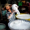 Sản xuất bột gạo ở thành phố Sa Đéc. (Nguồn: Báo Đồng Tháp)