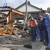 Thủ tướng Nhật Bản Fumio Kishida (thứ 2, phải) thị sát tỉnh Ishikawa nơi xảy ra động đất. (Ảnh: Kyodo/TTXVN)