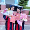 Dương Thị Phương Nhi (bên trái) tốt nghiệp Cao đẳng Dược năm 2023. (Ảnh: TTXVN phát)
