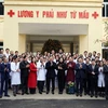 Chủ tịch nước Võ Văn Thưởng với các thầy thuốc của Trạm Y tế xã Thanh Phong, huyện Thanh Liêm. (Ảnh: Thống Nhất/TTXVN)