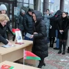 Cử tri Belarus xếp hàng đi bỏ phiếu. (Nguồn: DW)