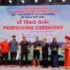 Chủ tịch UBND tỉnh Quảng Ninh trao quà lưu niệm cho các đội đua. Ảnh: Thanh Vân/TTXVN)