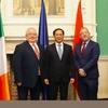 Chủ tịch Thượng viện Jerry Buttimer và Chủ tịch Hạ viện Seán Ó Fearghaíl cùng chụp ảnh với Bộ trưởng Ngoại giao Bùi Thanh Sơn tại buổi gặp. (Ảnh: Phong Hà/TTXVN)