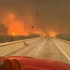Khói lửa bốc lên từ đám cháy rừng tại bang Texas, Mỹ. (Ảnh: AFP/TTXVN)