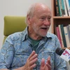 Giáo sư Hal Hill trả lời phỏng vấn phóng viên TTXVN thường trú tại Australia. (Ảnh: Lê Đạt/TTXVN)