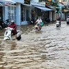 Triều cường gây ngập một số tuyến đường nội ô của thành phố Vĩnh Long. (Ảnh: Phạm Minh Tuấn/TTXVN)