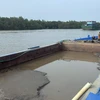 Tàu sắt vận chuyển khoảng 200m3 cát nhiễm mặn không rõ nguồn gốc bị lực lượng chức năng Bộ đội Biên phòng Thành phố Hồ Chí Minh phát hiện, xử lý. (Ảnh: TTXVN phát)