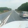 Ôtô con vượt phải ngay trước đầu xe container trên cao tốc Cam Lộ-La Sơn (Ảnh cắt từ clip)