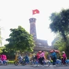 Hình ảnh hơn 100 nam, nữ trong trang phục áo dài cùng đạp xe qua các điểm du lịch di sản của Hà Nội, nhằm tăng cường quảng bá, giới thiệu các điểm đến của Thủ đô được các nhiếp ảnh gia ghi lại. (Ảnh: Minh Đức/TTXVN)
