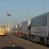 Xe tải chở hàng viện trợ vào Dải Gaza qua cửa khẩu Rafah. Ảnh: (AFP/TTXVN)