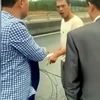 Ông Phạm Văn Sỹ căng dây chắn ngang đường cao tốc Tuyên Quang-Phú Thọ gây nguy hiểm cho các phương tiện lưu thông trên tuyến. (Ảnh cắt từ clip trên trang mạng xã hội)