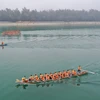 Các đội đua hào hứng với Lễ hội đua thuyền giữa các huyện đảo. (Ảnh: TTXVN phát)