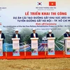 Các đại biểu thực hiện nghi thức bấm nút Triển khai thi công dự án cải tạo đường sắt khu vực đèo Khe Nét. (Ảnh: Tá Chuyên/TTXVN)