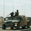 Binh sỹ Mỹ gác trên tuyến cao tốc dẫn tới khu vực al-Taji, cách thủ đô Baghdad 20km về phía Bắc. (Ảnh: AFP/TTXVN)