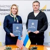 Bộ trưởng Bộ Tài chính Ukraine Sergii Marchenko (phải) và Đại sứ đặc mệnh toàn quyền Mỹ tại Ukraine Bridget Brink ký thỏa thuận hoãn thanh toán nợ chính phủ. (Nguồn: Bộ Tài chính Ukraine) 
