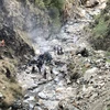 Chiếc xe chở các công dân Trung Quốc rơi xuống khe núi sau vụ tấn công khủng bố ở tỉnh Khyber Pakhtunkhwa, Pakistan. (Ảnh: AFP/TTXVN)