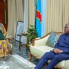 Tổng thống CHDC Congo Felix Tshisekedi (phải) và tân Thủ tướng Judith Suminw tại cuộc gặp ở Kinshasa. (Ảnh: THX/TTXVN)