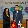 Thứ trưởng Bộ Ngoại giao Lê Thị Thu Hằng gặp Tỉnh trưởng Jeonbuk, Kim Kwan Yeong. (Ảnh: TTXVN phát)