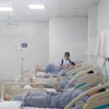 Các công nhân bị thương được chăm sóc tại Bệnh viện Đa khoa tỉnh Quảng Ninh. (Ảnh: Thanh Vân/TTXVN)