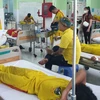 Nhiều ca ca nghi ngộ độc thực phẩm đang nằm điều trị tại Trung tâm y tế thành phố Thuận An. (Ảnh: TTXVN phát)