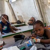 Trẻ em mắc bệnh tả được điều trị tại cơ sở y tế ở Port-au-Prince, Haiti. (Ảnh: AFP/TTXVN)