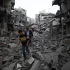 Cảnh đổ nát sau vụ oanh tạc của Israel xuống miền Trung Gaza ngày 4/4. (Ảnh: THX/TTXVN)
