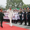 Bộ trưởng Quốc phòng Phan Văn Giang và Bộ trưởng Quốc phòng Trung Quốc Đổng Quân duyệt Đội danh dự Quân đội Nhân dân Việt Nam tại Lễ đón. (Ảnh: Trọng Đức/TTXVN)