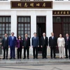 Chủ tịch Quốc hội Vương Đình Huệ cùng Phó Chủ tịch Nhân đại toàn quốc Trung Quốc Vương Đông Minh và các lãnh đạo chụp ảnh lưu niệm tại khu di tích lịch sử Chủ tịch Hồ Chí Minh. (Ảnh: Nhan Sáng/TTXVN)