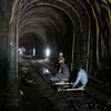 Công nhân nỗ lực vận chuyển đất đá, đưa vật liệu vào gia cố hầm Đèo Cả. (Ảnh Đặng Tuấn/TTXVN)