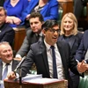 Thủ tướng Anh Rishi Sunak phát biểu tại phiên họp Hạ viện ở thủ đô London. (Ảnh: AFP/TTXVN)