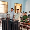 Hai bị cáo Nguyễn Tư Sơn và Trương Quý Sửu tại phiên tòa. (Ảnh: Hồng Điệp/TTXVN)