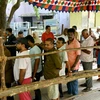 Cử tri Ấn Độ xếp hàng bỏ phiếu bầu Hạ viện khóa 18 tại điểm bầu cử ở bang Tamil Nadu ngày 19/4. (Ảnh: AFP/TTXVN)