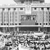 Nhân dân thành phố Sài Gòn míttinh chào mừng Ủy ban Quân quản Thành phố ra mắt 7/5/1975. (Ảnh: Lâm Hồng Long/TTXVN)