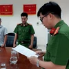Cán bộ Cơ quan Cảnh sát Điều tra - Công an tỉnh Bà Rịa-Vũng Tàu đọc lệnh khởi tố bị can đối với ông Phạm Minh An. (Ảnh: Công an cung cấp)