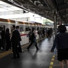 Hành khách đợi tàu tại nhà ga Naka-Meguro ở Tokyo. (Ảnh: AFP/TTXVN)