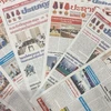Trang nhất báo Pasaxon và báo Pathet Lao trong những ngày vừa qua đưa tin đậm nét về Chiến thắng Điện Biên Phủ. (Ảnh: Đỗ Bá Thành/TTXVN)