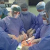 Các bác sỹ Bệnh viện Đa khoa Trung ương Cần Thơ thực hiện ca phẫu thuật cho bệnh nhân. (Ảnh: TTXVN phát)