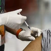 Người dân tiêm vaccine ngừa COVID-19. (Ảnh: AFP/TTXVN)
