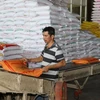 Đóng gói gạo tại cơ sở lau bóng gạo Giàu Thanh Hoàng ở chợ gạo Bà Đắc-An Cư (Cái Bè, Tiền Giang). (Ảnh: Hữu Chí/TTXVN)