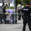 Cảnh sát bắt giữ nghi phạm tấn công Thủ tướng Robert Fico. (Ảnh: THX/TTXVN)