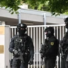 Cảnh sát được triển khai bên ngoài Tòa án hình sự Pezinok ở phía Bắc thủ đô Bratislava, nơi nghi phạm âm mưu sát hại Thủ tướng Slovakia Robert Fico ra trình diện. (Ảnh: AFP/TTXVN)