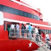 Khách lên tàu Thăng Long tuyến Thành phố Hồ Chí Minh-Côn Đảo. (Ảnh: Tiến Lực/TTXVN)