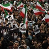 Người dân Iran đưa tiễn cố Tổng thống Ebrahim Raisi cùng đoàn tháp tùng tại Tehran. (Ảnh: THX/TTXVN)