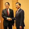 Phó Thủ tướng Chính phủ Lê Minh Khái (phải) gặp Thủ tướng Nhật Bản Kishida Fumio. (Ảnh: Nguyễn Tuyến/TTXVN)